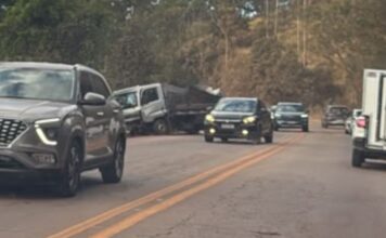 BR-356: caminhão bate em barranco próximo à Lagoa das Codornas, em Nova Lima BR-356: caminhão bate em barranco próximo à Lagoa das Codornas, em Nova Lima