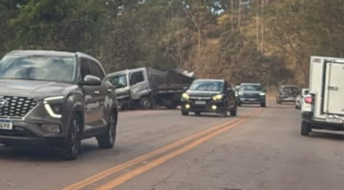 BR-356: caminhão bate em barranco próximo à Lagoa das Codornas, em Nova Lima BR-356: caminhão bate em barranco próximo à Lagoa das Codornas, em Nova Lima
