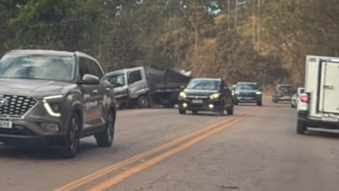 BR-356: caminhão bate em barranco próximo à Lagoa das Codornas, em Nova Lima BR-356: caminhão bate em barranco próximo à Lagoa das Codornas, em Nova Lima