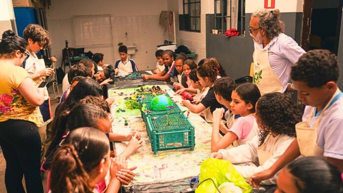Itabirito: centenas de estudantes transformam resíduos em arte em exposição na Praça da Estação Itabirito: centenas de estudantes transformam resíduos em arte em exposição na Praça da Estação