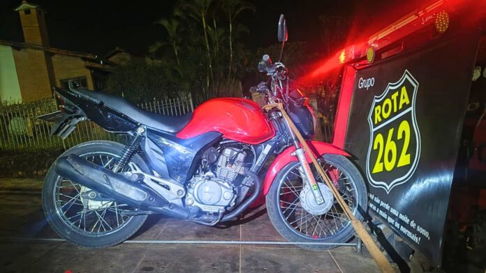 Itabirito: motociclista inabilitado é pego após ser flagrado 'dando grau' na Vila Gonçalo