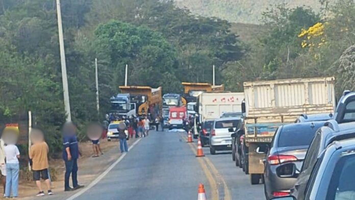 Mariana: acidente entre carreta e moto deixa uma pessoa morta na BR-262 Mariana: acidente entre carreta e moto deixa uma pessoa morta na MG-262