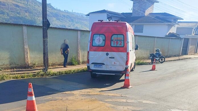 Jovem fica ferido após acidente envolvendo moto e carro no Álvaro Maia, em Itabirito