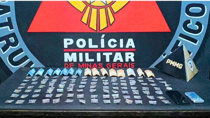 Após denúncia, PM prende traficante com mais de 100 buchas de maconha em Ouro Preto Após denúncia, PM prende traficante com mais de 100 buchas de maconha em Ouro Preto