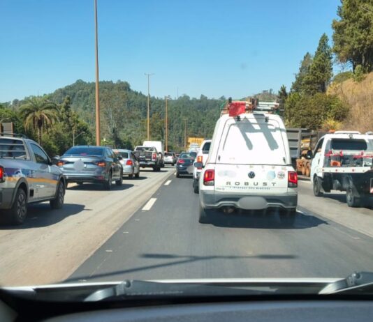 Nova Lima: motorista é levado ao hospital após batida entre 3 carros na BR-040, perto do Viaduto da Mutuca