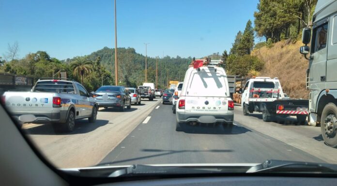 Nova Lima: motorista é levado ao hospital após batida entre 3 carros na BR-040, perto do Viaduto da Mutuca