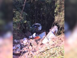 BR-356, Itabirito: caminhão com batatas bate e despenca em ribanceira de 100 metros na Serra da Santa BR-356, Itabirito: caminhão com batatas bate e despenca em ribanceira de 100 metros na Serra da Santa