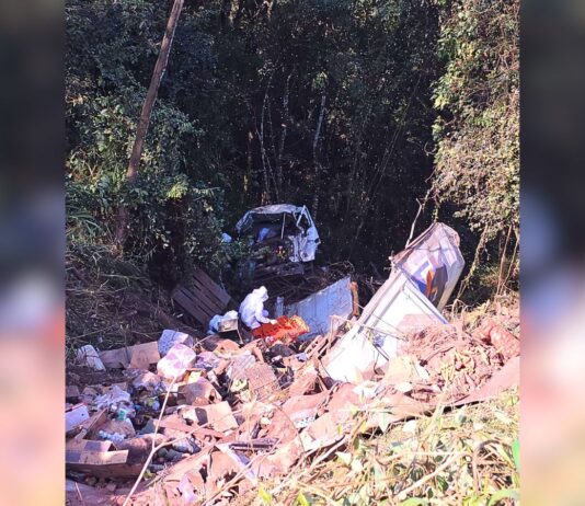 BR-356, Itabirito: caminhão com batatas bate e despenca em ribanceira de 100 metros na Serra da Santa BR-356, Itabirito: caminhão com batatas bate e despenca em ribanceira de 100 metros na Serra da Santa