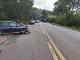 Ouro Preto, Cachoeira do Campo: carro é atingido por caminhão e bate em bitrem na BR-356; 2 ficam feridos Ouro Preto, Cachoeira do Campo: carro é atingido por caminhão e bate em bitrem na BR-356; 2 ficam feridos