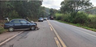 Ouro Preto, Cachoeira do Campo: carro é atingido por caminhão e bate em bitrem na BR-356; 2 ficam feridos Ouro Preto, Cachoeira do Campo: carro é atingido por caminhão e bate em bitrem na BR-356; 2 ficam feridos