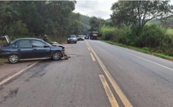 Ouro Preto, Cachoeira do Campo: carro é atingido por caminhão e bate em bitrem na BR-356; 2 ficam feridos Ouro Preto, Cachoeira do Campo: carro é atingido por caminhão e bate em bitrem na BR-356; 2 ficam feridos