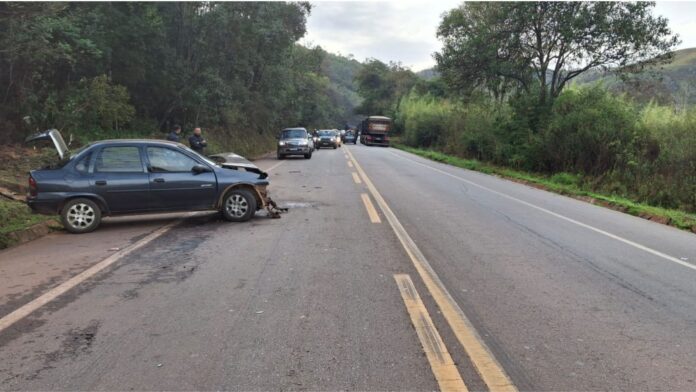 Ouro Preto, Cachoeira do Campo: carro é atingido por caminhão e bate em bitrem na BR-356; 2 ficam feridos Ouro Preto, Cachoeira do Campo: carro é atingido por caminhão e bate em bitrem na BR-356; 2 ficam feridos