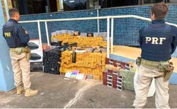MG: armas, motos roubadas e mais de meia tonelada de drogas são encontradas em caminhão na BR-381 Armas, motos roubadas e mais de meia tonelada de drogas são encontradas em caminhão na BR-381