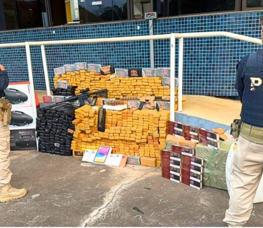 MG: armas, motos roubadas e mais de meia tonelada de drogas são encontradas em caminhão na BR-381 Armas, motos roubadas e mais de meia tonelada de drogas são encontradas em caminhão na BR-381