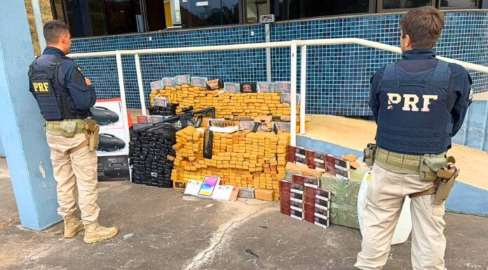 MG: armas, motos roubadas e mais de meia tonelada de drogas são encontradas em caminhão na BR-381 Armas, motos roubadas e mais de meia tonelada de drogas são encontradas em caminhão na BR-381