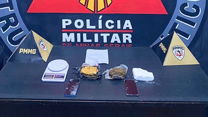 Mariana: casal é preso por tráfico de drogas; mulher quebra celular ao ouvir áudio sobre venda de cocaína Mariana: casal é preso por tráfico de drogas; mulher quebra celular ao ouvir áudio sobre venda de cocaína