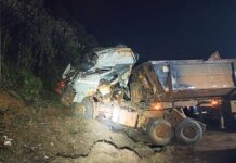 Ouro Preto: carreta tomba na MG-129 em Antônio Pereira; cabine destruída e motorista ferido Ouro Preto: carreta tomba na MG-129 em Antônio Pereira; cabine destruída e motorista ferido