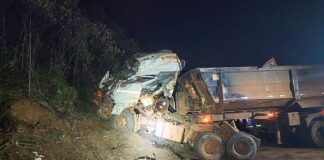Ouro Preto: carreta tomba na MG-129 em Antônio Pereira; cabine destruída e motorista ferido Ouro Preto: carreta tomba na MG-129 em Antônio Pereira; cabine destruída e motorista ferido