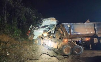 Ouro Preto: carreta tomba na MG-129 em Antônio Pereira; cabine destruída e motorista ferido Ouro Preto: carreta tomba na MG-129 em Antônio Pereira; cabine destruída e motorista ferido
