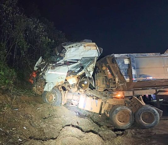 Ouro Preto: carreta tomba na MG-129 em Antônio Pereira; cabine destruída e motorista ferido Ouro Preto: carreta tomba na MG-129 em Antônio Pereira; cabine destruída e motorista ferido