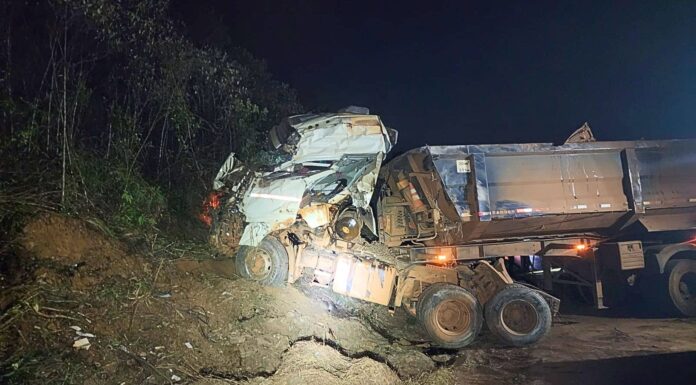 Ouro Preto: carreta tomba na MG-129 em Antônio Pereira; cabine destruída e motorista ferido Ouro Preto: carreta tomba na MG-129 em Antônio Pereira; cabine destruída e motorista ferido