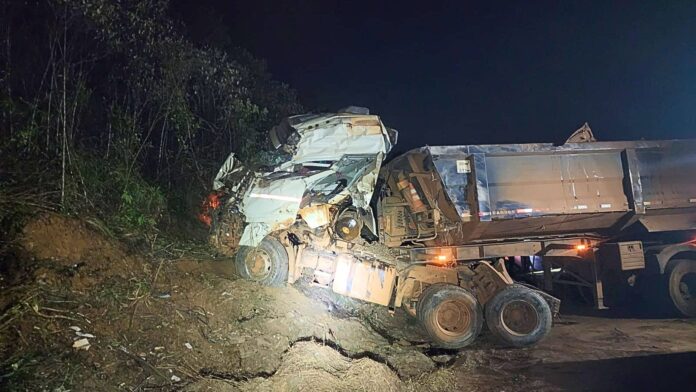 Ouro Preto: carreta tomba na MG-129 em Antônio Pereira; cabine destruída e motorista ferido Ouro Preto: carreta tomba na MG-129 em Antônio Pereira; cabine destruída e motorista ferido