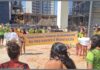 Em protesto, indígenas sujam com lama entrada do escritório da Vale em Nova Lima Em protesto, indígenas sujam com lama entrada do escritório da Vale em Nova Lima