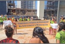 Em protesto, indígenas sujam com lama entrada do escritório da Vale em Nova Lima Em protesto, indígenas sujam com lama entrada do escritório da Vale em Nova Lima