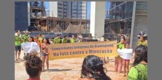 Em protesto, indígenas sujam com lama entrada do escritório da Vale em Nova Lima Em protesto, indígenas sujam com lama entrada do escritório da Vale em Nova Lima
