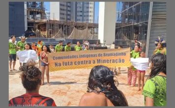 Em protesto, indígenas sujam com lama entrada do escritório da Vale em Nova Lima Em protesto, indígenas sujam com lama entrada do escritório da Vale em Nova Lima