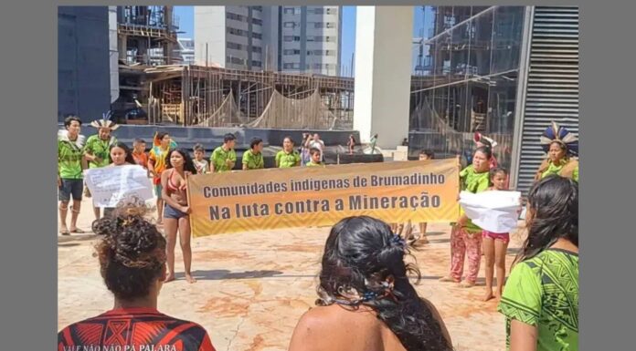 Em protesto, indígenas sujam com lama entrada do escritório da Vale em Nova Lima Em protesto, indígenas sujam com lama entrada do escritório da Vale em Nova Lima