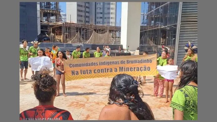 Em protesto, indígenas sujam com lama entrada do escritório da Vale em Nova Lima Em protesto, indígenas sujam com lama entrada do escritório da Vale em Nova Lima