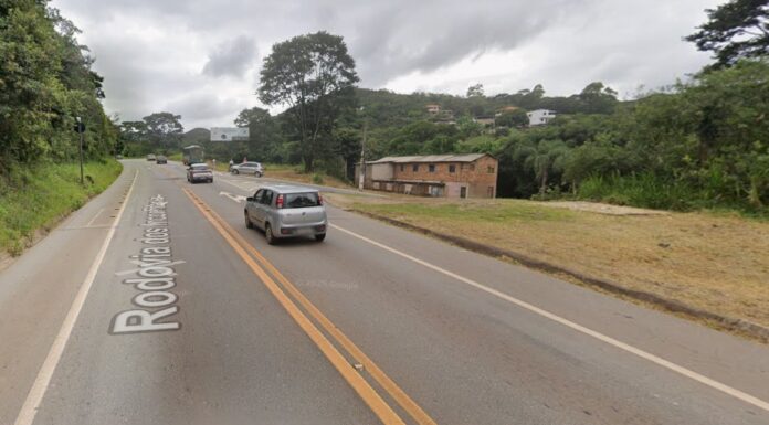Ouro Preto: carro capota em barranco durante a madrugada na BR-356, perto de Bocaina Ouro Preto: carro capota em barranco durante a madrugada na BR-356, perto de Bocaina