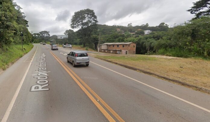 Ouro Preto: carro capota em barranco durante a madrugada na BR-356, perto de Bocaina Ouro Preto: carro capota em barranco durante a madrugada na BR-356, perto de Bocaina