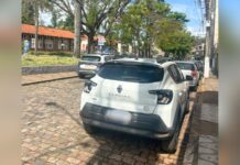 Veículo da Prefeitura é atingido por caminhão no Centro de Itabirito Veículo da Prefeitura é atingido por caminhão no Centro de Itabirito