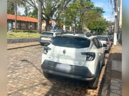 Veículo da Prefeitura é atingido por caminhão no Centro de Itabirito Veículo da Prefeitura é atingido por caminhão no Centro de Itabirito