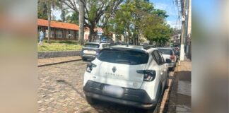 Veículo da Prefeitura é atingido por caminhão no Centro de Itabirito Veículo da Prefeitura é atingido por caminhão no Centro de Itabirito