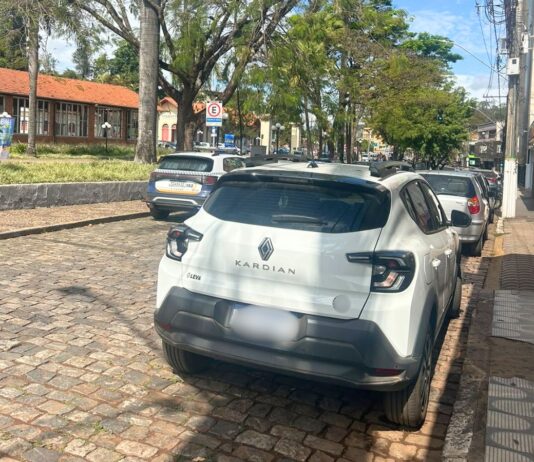Veículo da Prefeitura é atingido por caminhão no Centro de Itabirito Veículo da Prefeitura é atingido por caminhão no Centro de Itabirito