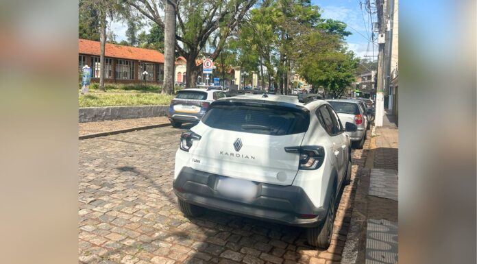 Veículo da Prefeitura é atingido por caminhão no Centro de Itabirito Veículo da Prefeitura é atingido por caminhão no Centro de Itabirito
