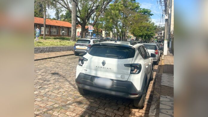 Veículo da Prefeitura é atingido por caminhão no Centro de Itabirito Veículo da Prefeitura é atingido por caminhão no Centro de Itabirito