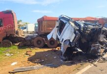 Motoristas ficam feridos e são levados ao hospital após colisão entre carretas na BR-040 Motoristas ficam feridos e são levados ao hospital após colisão entre carretas na BR-040