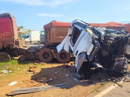 Motoristas ficam feridos e são levados ao hospital após colisão entre carretas na BR-040 Motoristas ficam feridos e são levados ao hospital após colisão entre carretas na BR-040