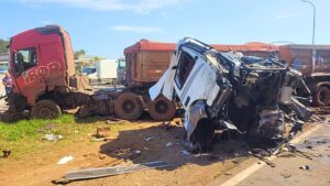 Motoristas ficam feridos e são levados ao hospital após colisão entre carretas na BR-040