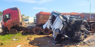 Motoristas ficam feridos e são levados ao hospital após colisão entre carretas na BR-040 Motoristas ficam feridos e são levados ao hospital após colisão entre carretas na BR-040