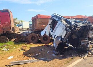Motoristas ficam feridos e são levados ao hospital após colisão entre carretas na BR-040 Motoristas ficam feridos e são levados ao hospital após colisão entre carretas na BR-040