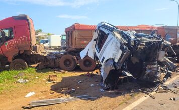Motoristas ficam feridos e são levados ao hospital após colisão entre carretas na BR-040 Motoristas ficam feridos e são levados ao hospital após colisão entre carretas na BR-040