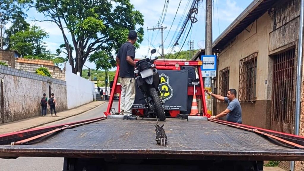 Itabirito: sem CNH e usando uma só mão, motoqueiro ziguezagueia entre alunos e é pego pela GCM