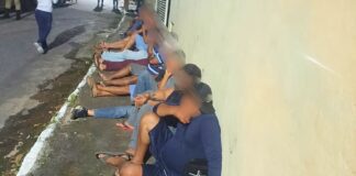 MG: com 52 galos, PM fecha local usado para rinha e conduz 20 pessoas para a Delegacia MG: com 52 galos, PM fecha local usado para rinha e conduz 20 pessoas para a Delegacia