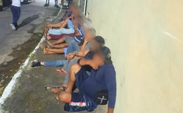 MG: com 52 galos, PM fecha local usado para rinha e conduz 20 pessoas para a Delegacia MG: com 52 galos, PM fecha local usado para rinha e conduz 20 pessoas para a Delegacia