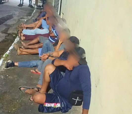 MG: com 52 galos, PM fecha local usado para rinha e conduz 20 pessoas para a Delegacia MG: com 52 galos, PM fecha local usado para rinha e conduz 20 pessoas para a Delegacia